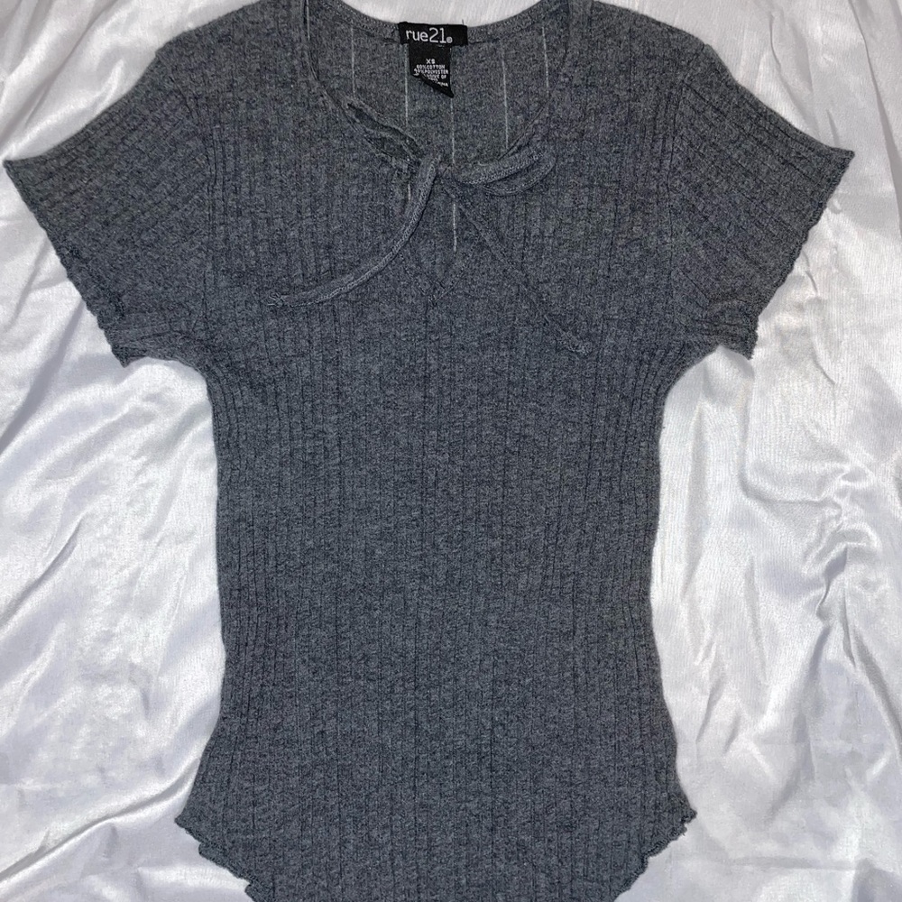 Cute stretchy gray top